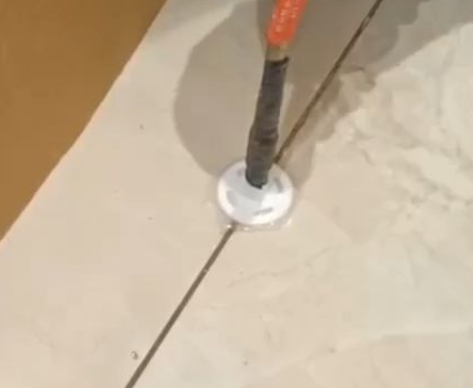 洮北瓷砖空鼓维修公司专业解答瓷砖在铺贴过程中，如果没有涂抹均匀到位的粘结材料（如水泥砂浆或瓷砖胶），可能会导致以下问题