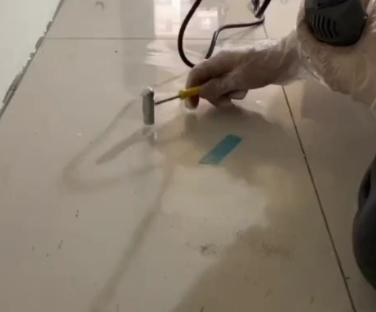 洮北瓷砖开裂维修公司专业分享瓷砖在铺贴前如果没有沥干水分，将会导致以下问题